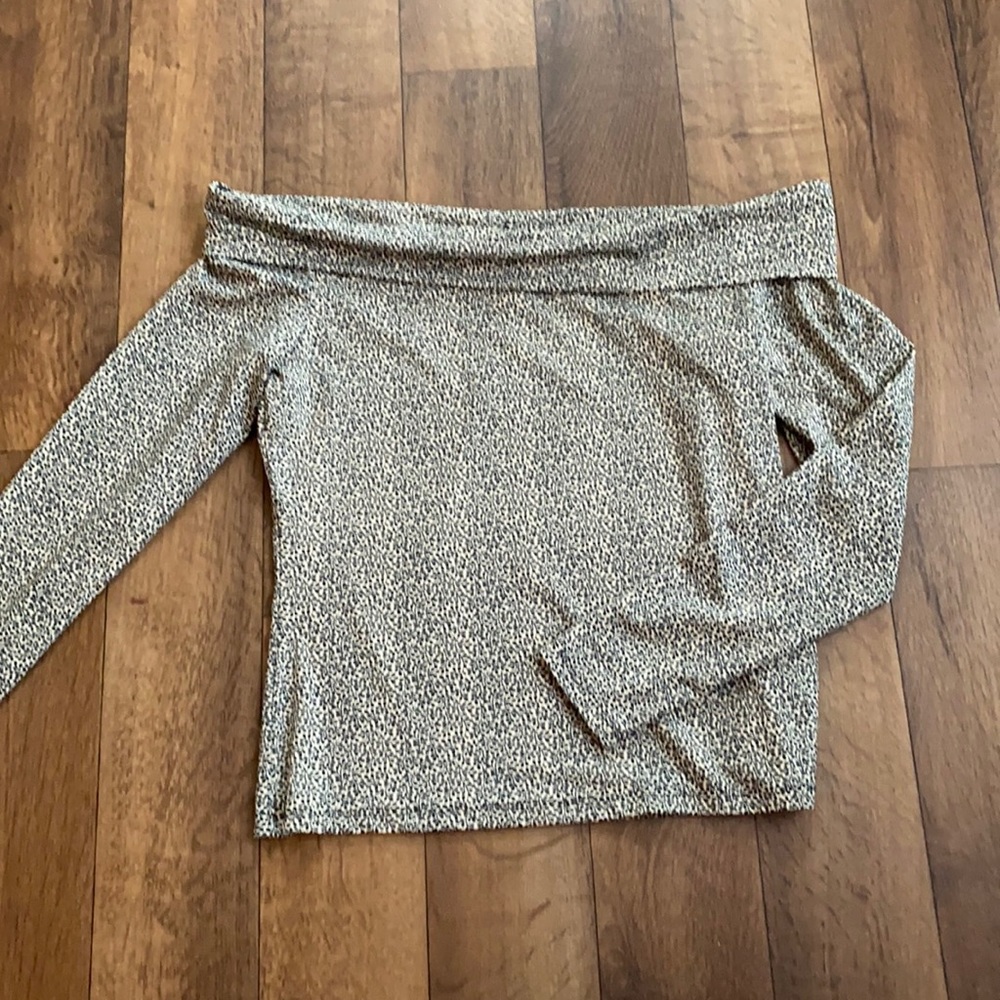 Off shoulder long sleeve crop top